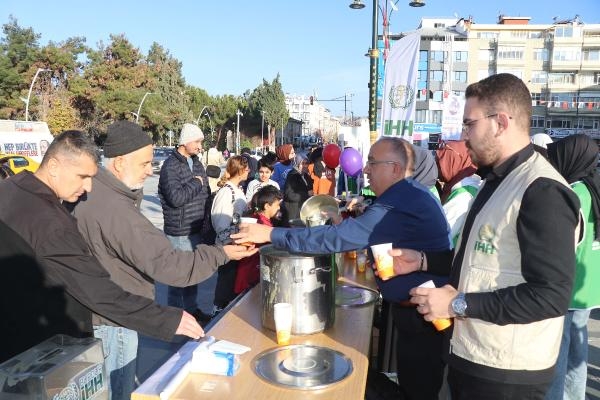 İHH gönüllüsü gençler için çorba dağıtıldı