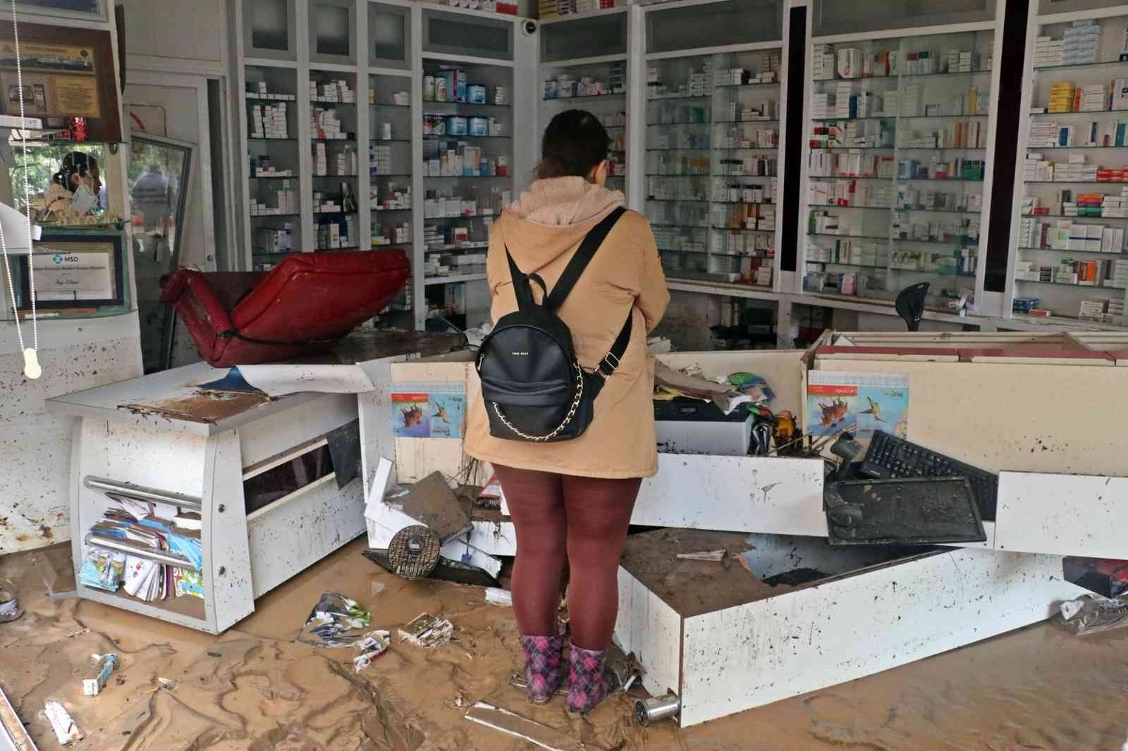 Kumluca'da sel esnafı vurdu, görüntüler savaş alanlarını aratmadı