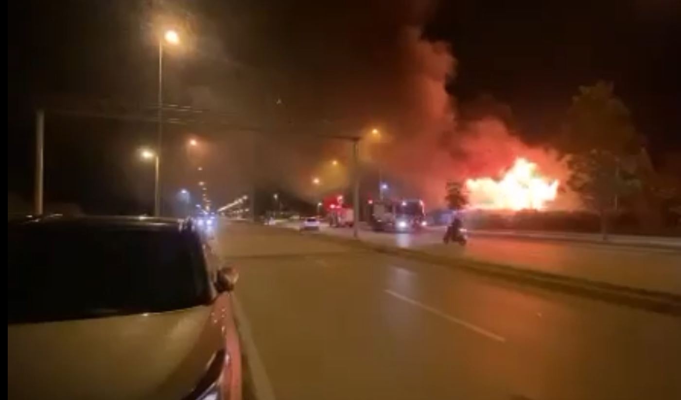 Metruk ev yangını geceyi aydınlattı, sürücüler alevleri yüzlerinde hissetti