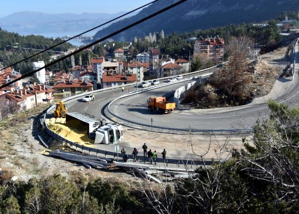 Mısır ezmesi yüklü TIR devrildi