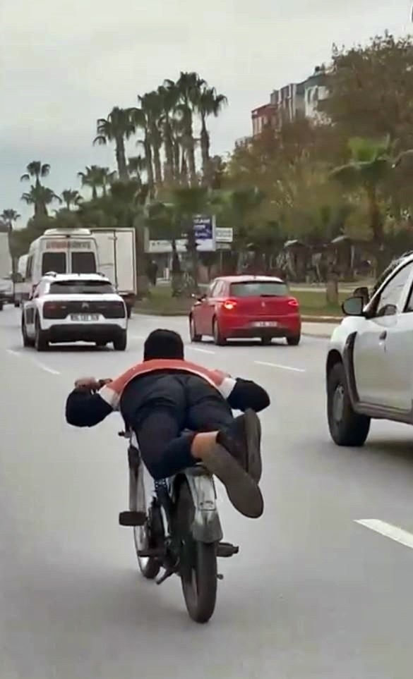 Motosikleti yüzüstü yatarak kullanan gencin görüntüleri tepki çekti