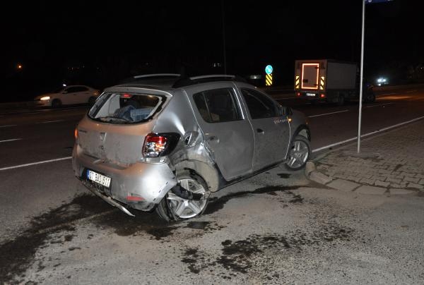 Otomobille kamyonet çarpıştı: 1 yaralı