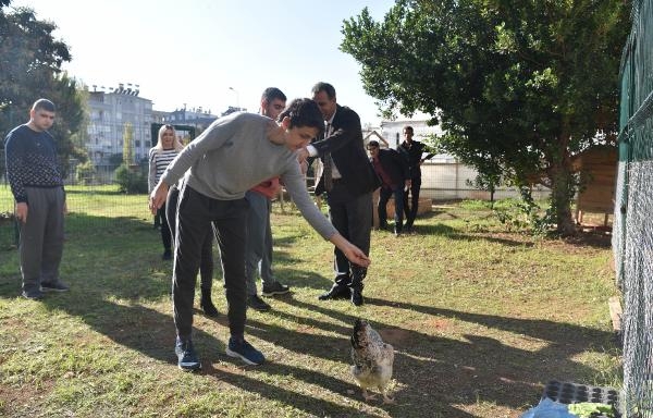 Özel öğrencilere okul bahçesinde doğayla iç içe eğitim