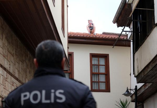 Pasaport vizesi biten Finlandiyalı, polisi görünce apartın çatısına çıktı