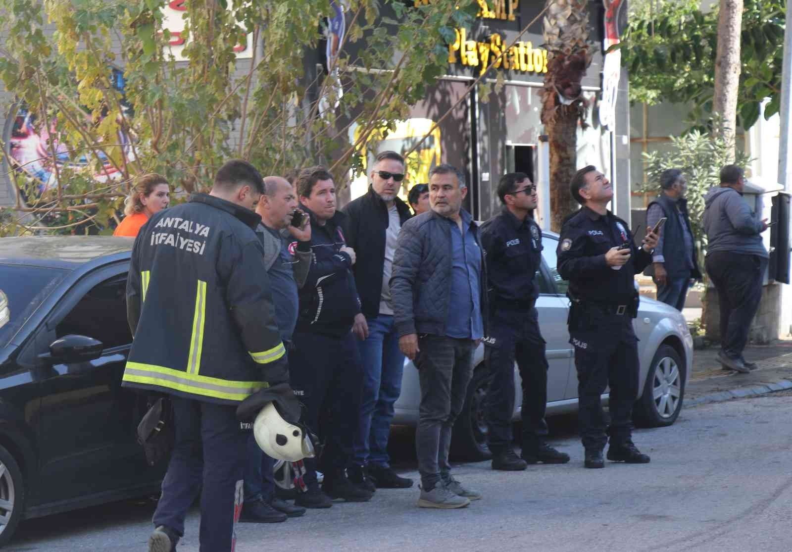 Polis, çatıdaki genci ölümün kıyısından aldı