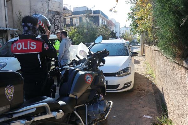 Polisin 'Dur' ihtarına uymadı, otomobilini bırakıp kaçtı