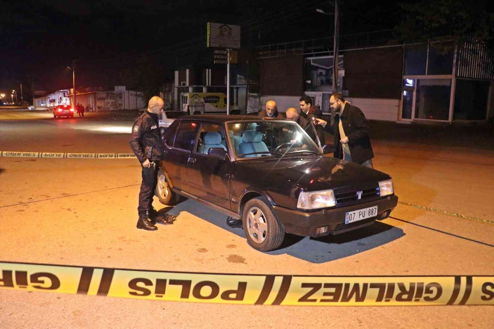 Sokak ortasında otomobiliyle yolunu kesip kurşun yağdırdı: 1 ölü
