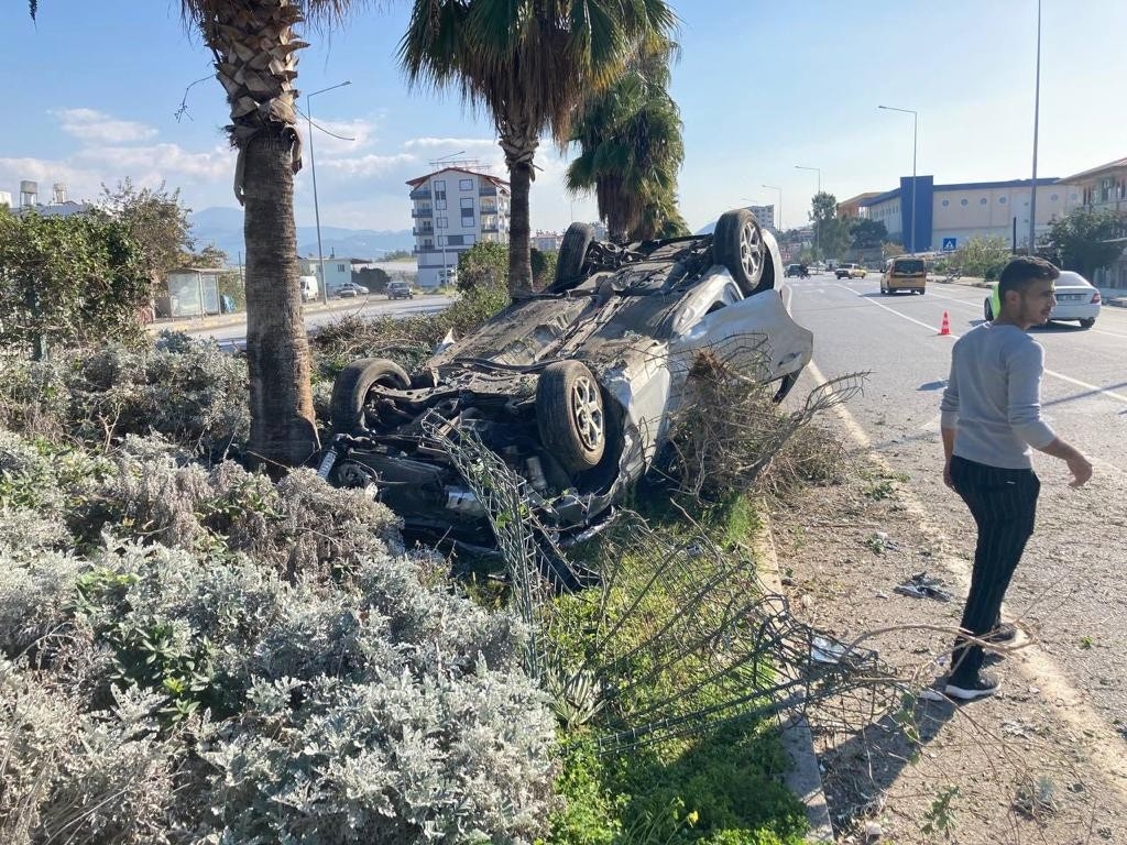 Sürücü takla atan araçtan burnu kanamadan çıktı