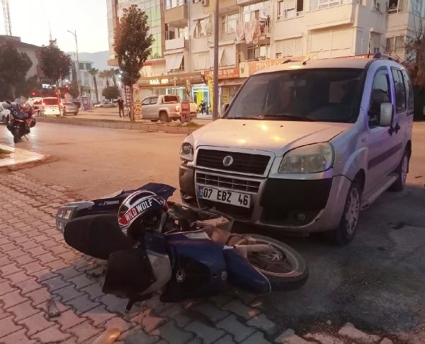 Ticari araçla çarpışan motokurye yaralandı