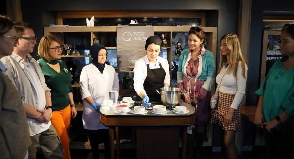 Yerleşik yabancılar, tarhana çorbası yapmayı öğreniyor