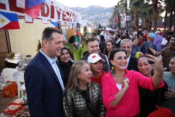 Yerleşik yabancılar Yeni Yıl Pazarı'nda buluştu 