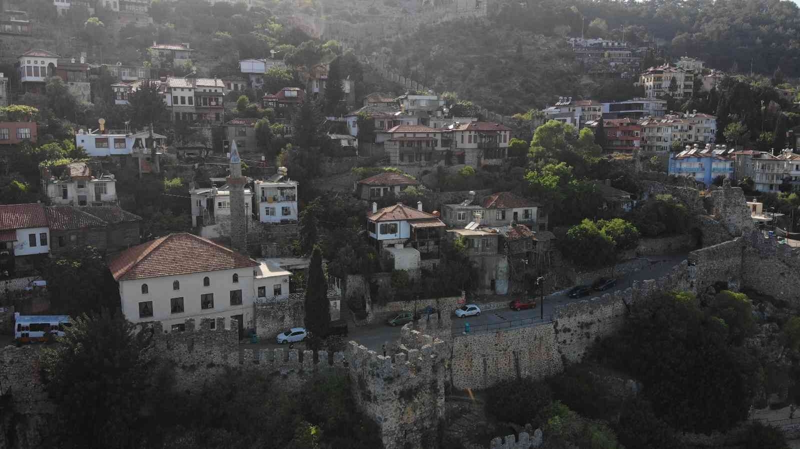 Alanya Kalesi'nin surlarıyla çevrili evler kendine has özellikleriyle mest ediyor