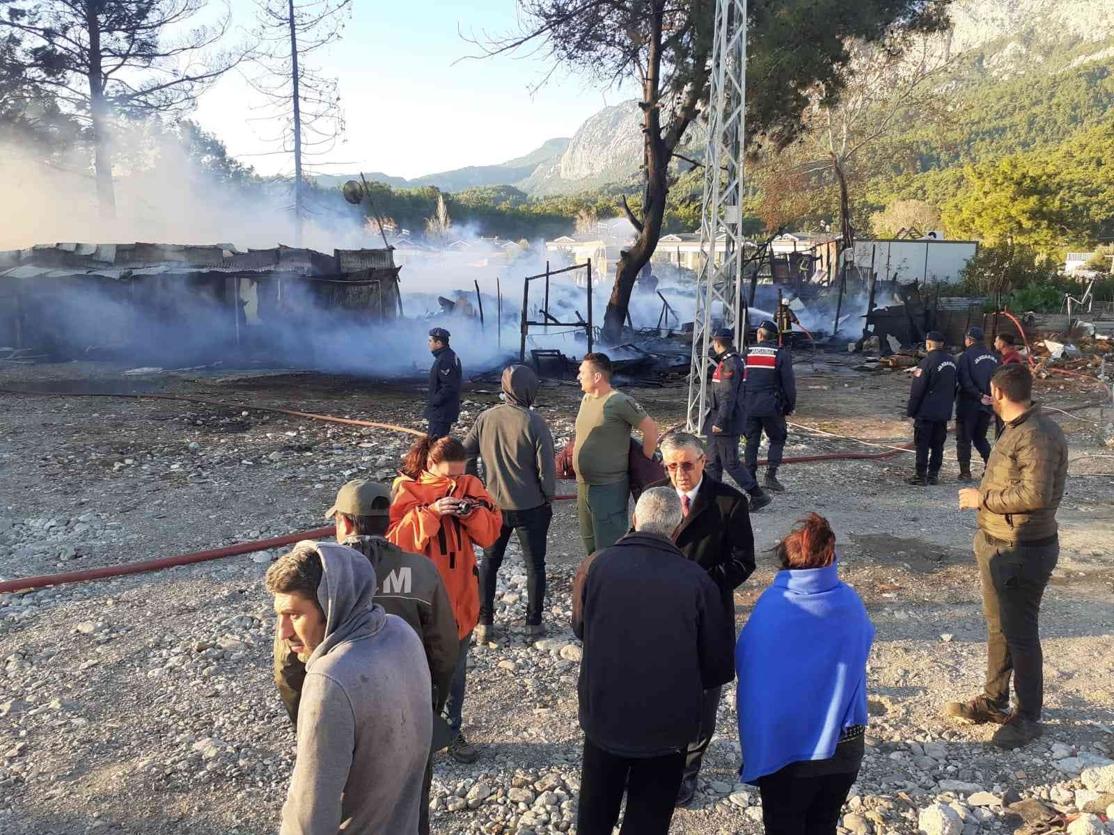 Alevler içinde kalan barakadaki 2 kişi canını zor kurtardı