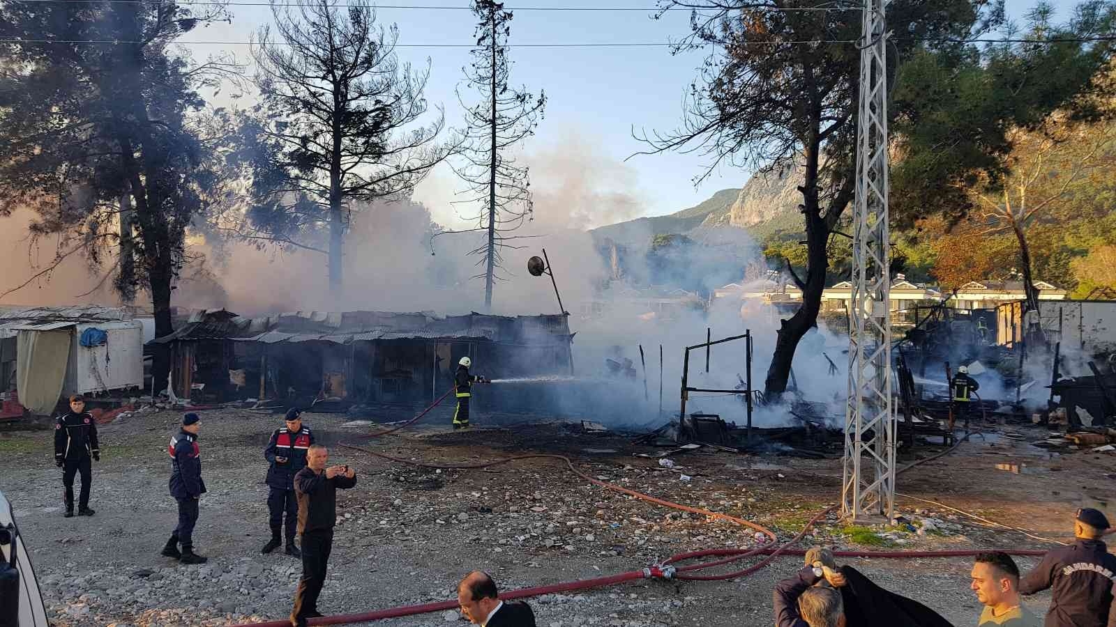Alevler içinde kalan barakadaki 2 kişi canını zor kurtardı