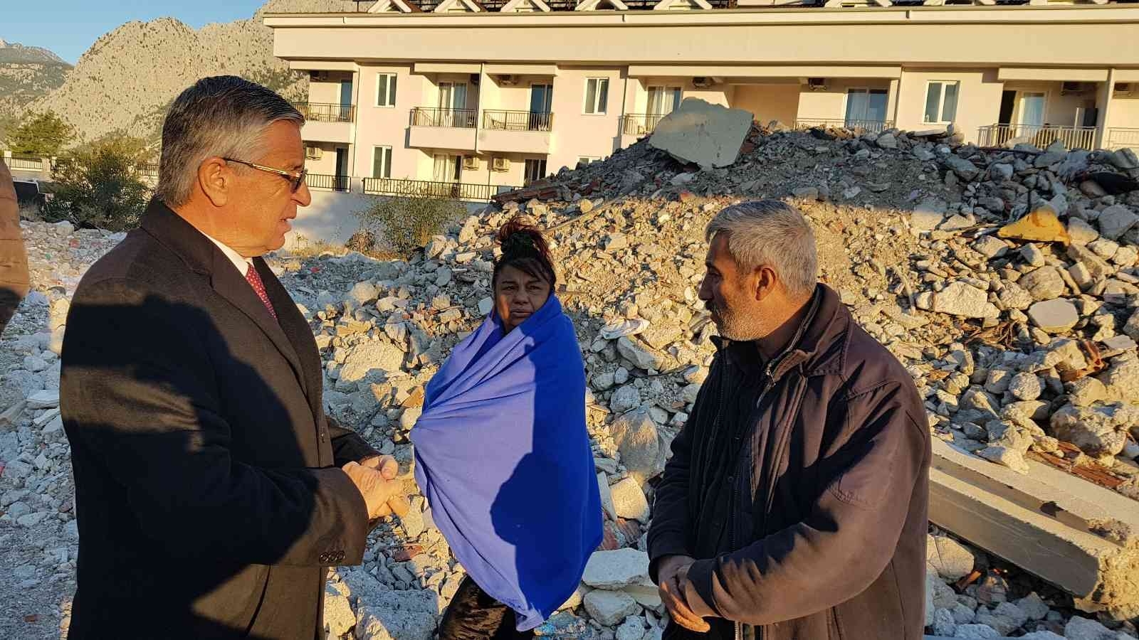 Alevler içinde kalan barakadaki 2 kişi canını zor kurtardı