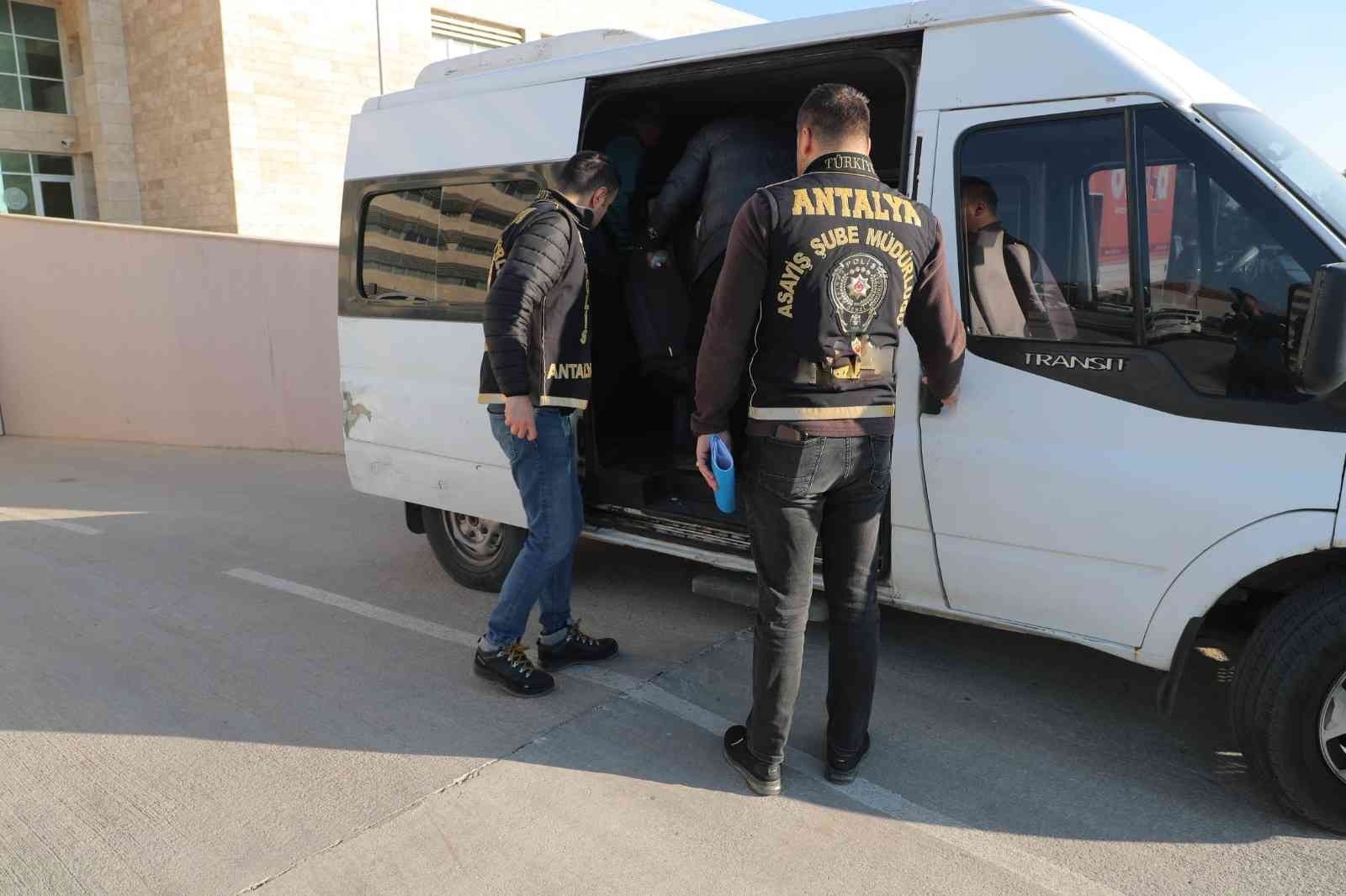 Antalya'da toplam 84 yıl hapis cezasıyla aranan 5 firari yakalandı