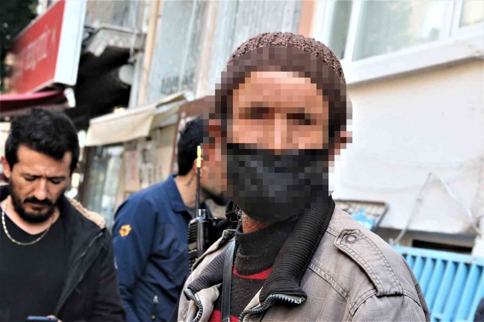 Barınmak için girdiği depoda mahsur kaldı, itfaiye tarafından kurtarıldı