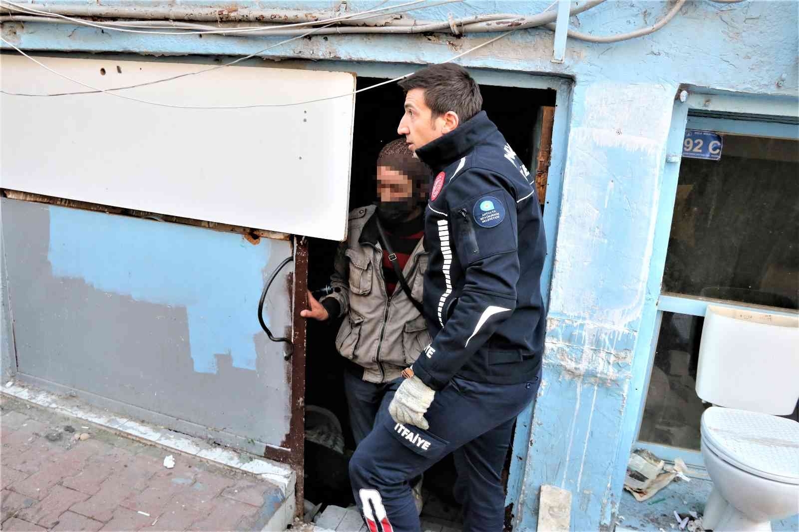 Barınmak için girdiği depoda mahsur kaldı, itfaiye tarafından kurtarıldı
