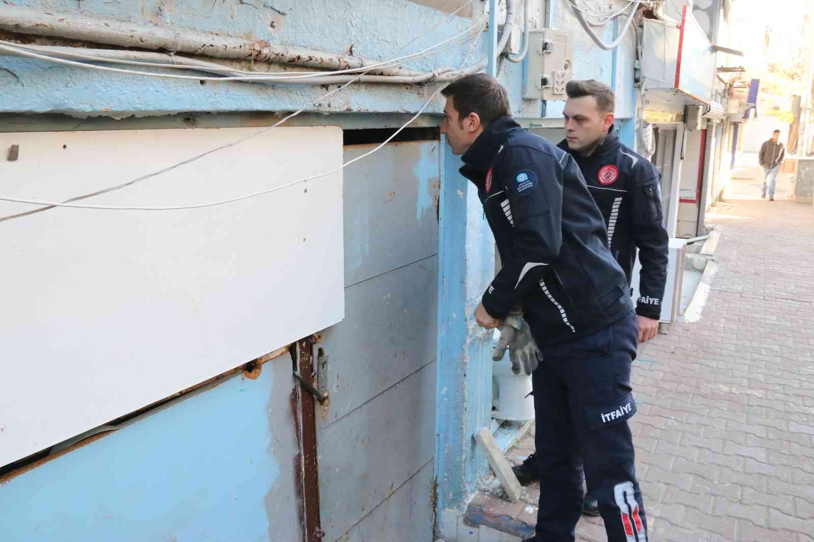 Barınmak için girdiği depoda mahsur kaldı, itfaiye tarafından kurtarıldı