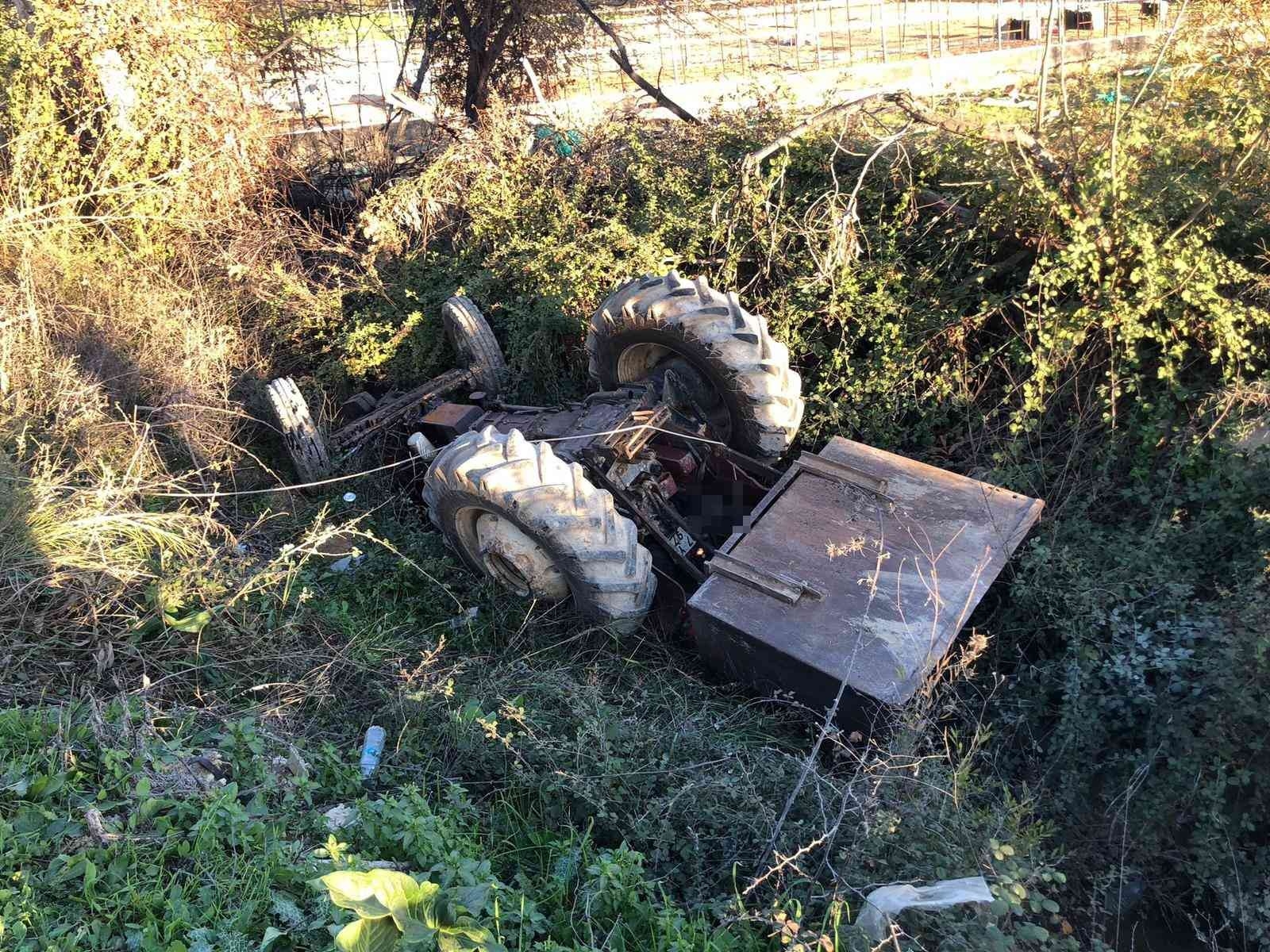 Devrilen traktörün altında kalan sürücü hayatını kaybetti