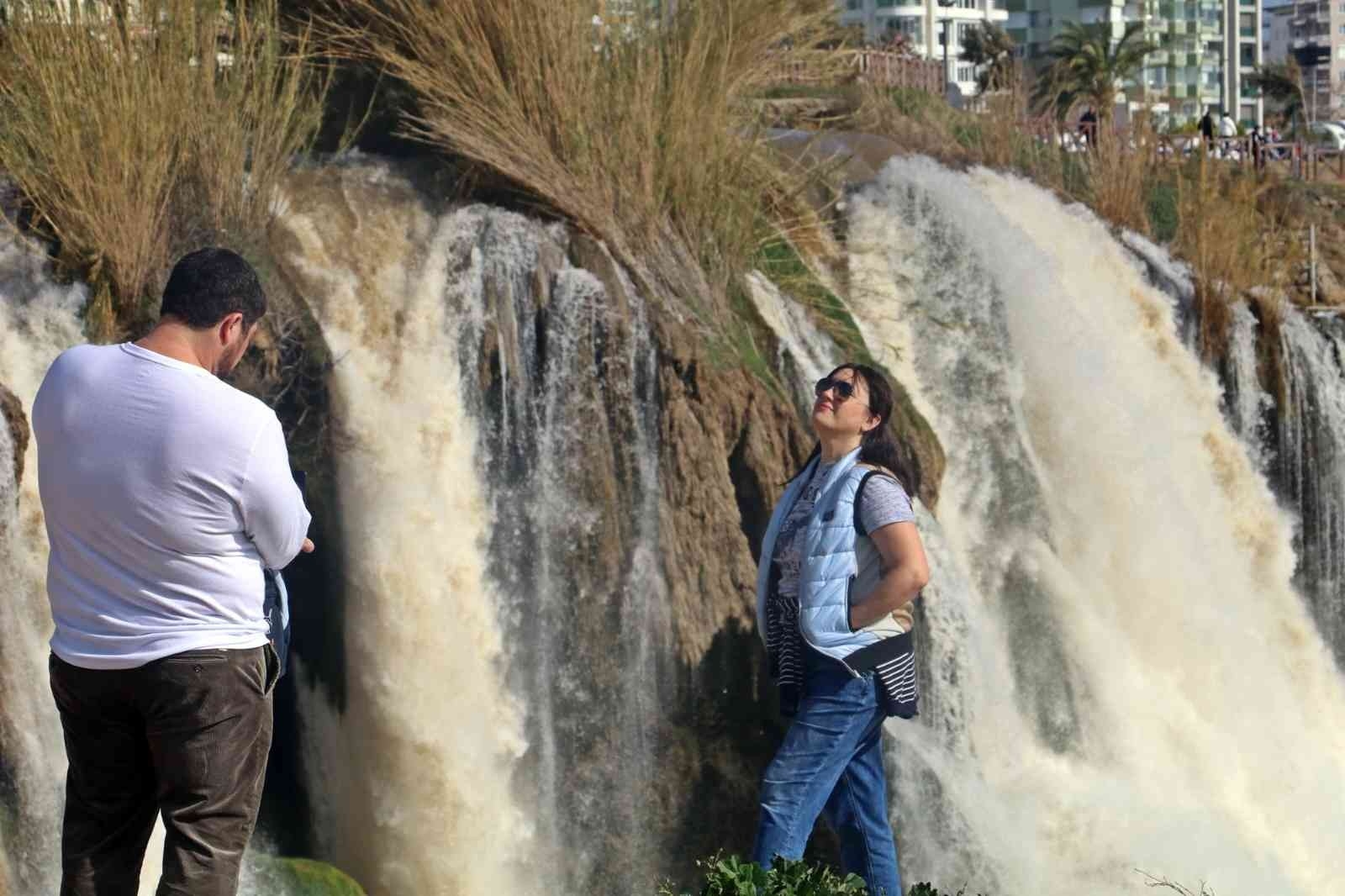 Dün fırtına sebebiyle ters akan dünyaca ünlü şelale, bugün manzarasıyla çitleri aştırdı