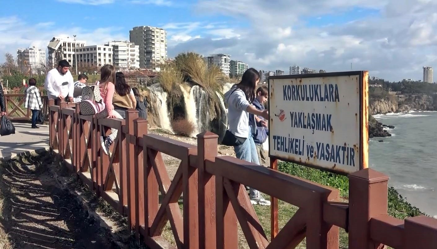 Dün fırtına sebebiyle ters akan dünyaca ünlü şelale, bugün manzarasıyla çitleri aştırdı