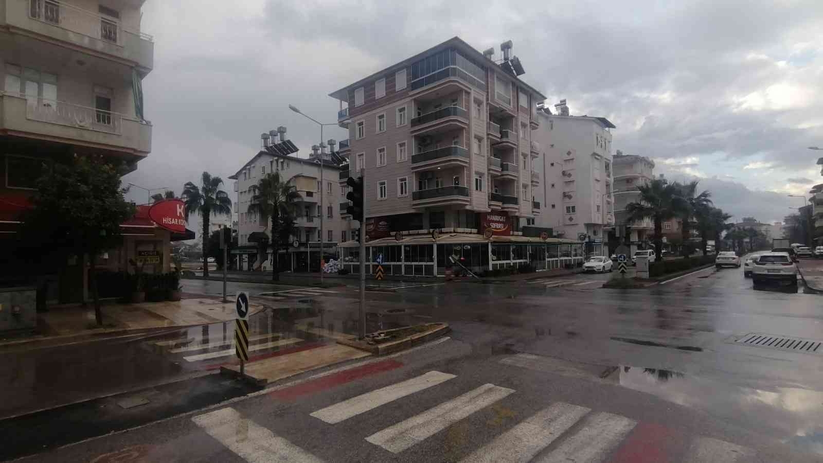 Kaza yapan otomobil, trafik lambasını devirdi