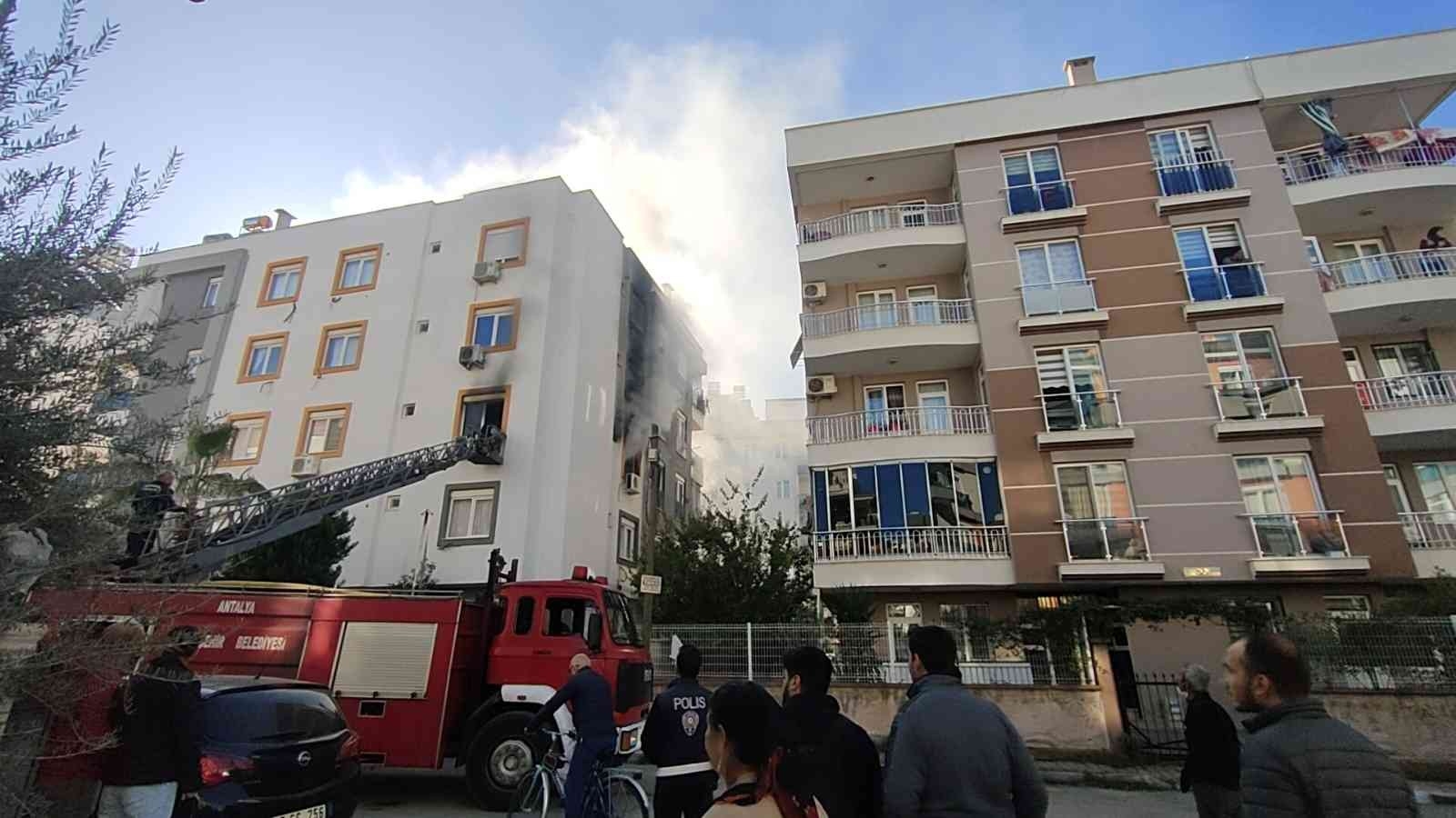 Kedisi yangında telef olan genç kız gözyaşlarına boğuldu
