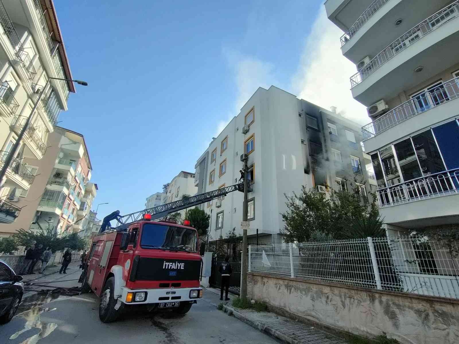 Kedisi yangında telef olan genç kız gözyaşlarına boğuldu