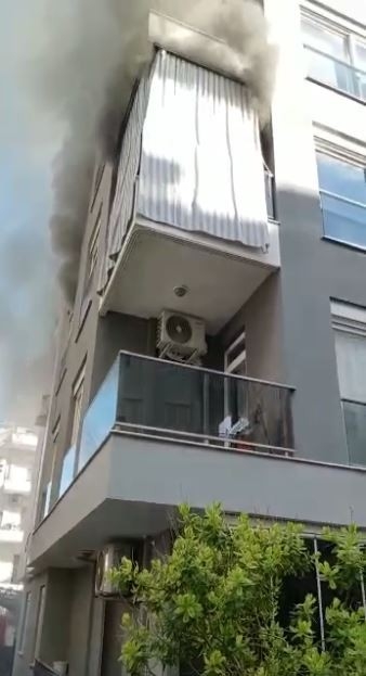 Kedisi yangında telef olan genç kız gözyaşlarına boğuldu