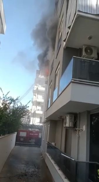 Kedisi yangında telef olan genç kız gözyaşlarına boğuldu