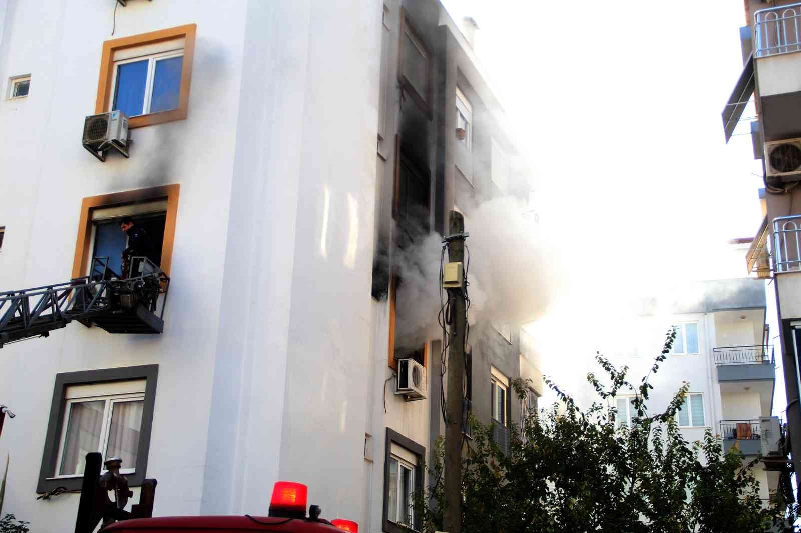 Kedisi yangında telef olan genç kız gözyaşlarına boğuldu