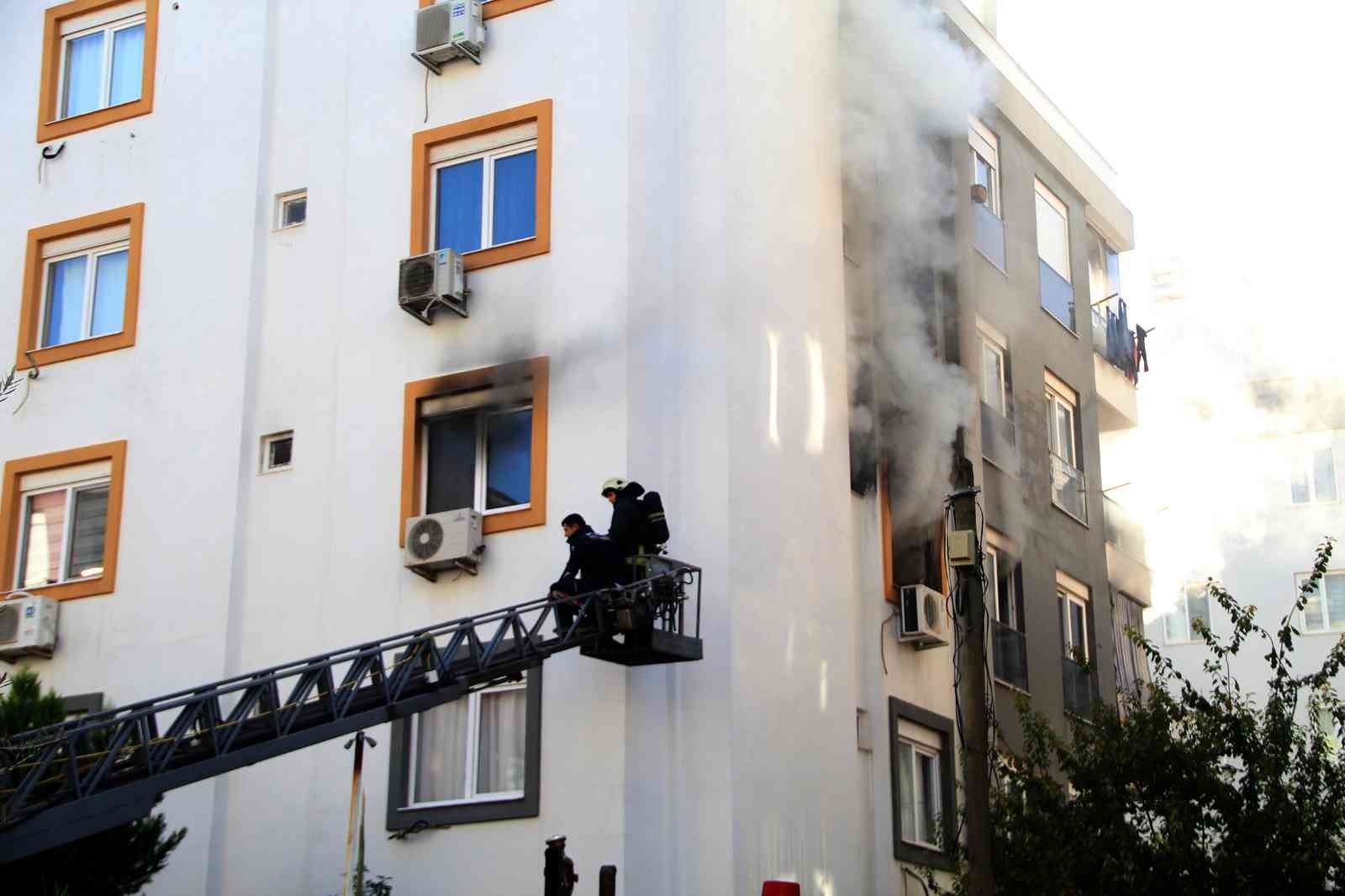 Kedisi yangında telef olan genç kız gözyaşlarına boğuldu