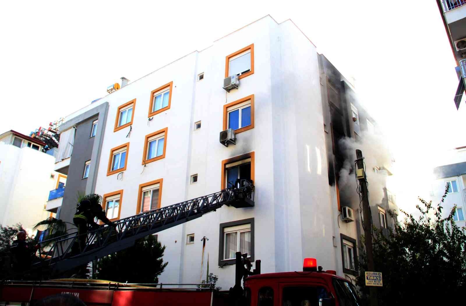 Kedisi yangında telef olan genç kız gözyaşlarına boğuldu