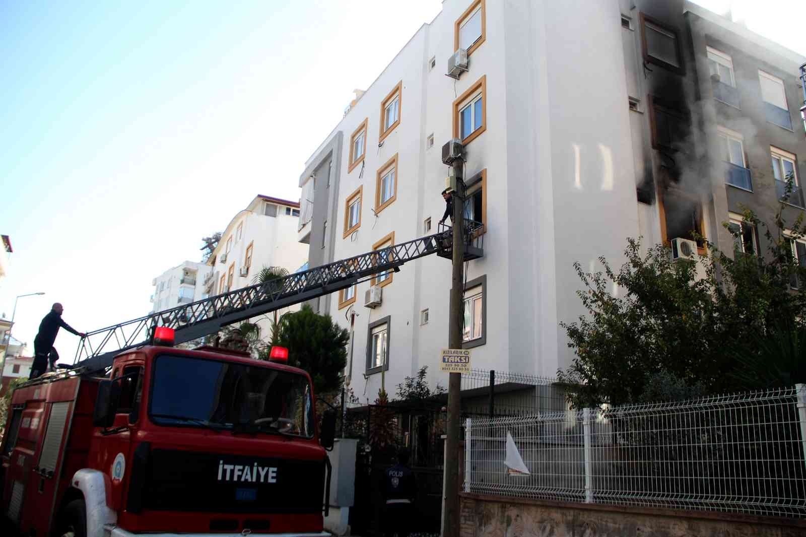 Kedisi yangında telef olan genç kız gözyaşlarına boğuldu