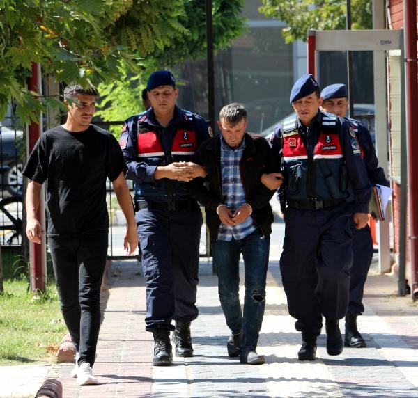 Mahkeme başkanı, eş katilinin 'Emniyeti yanlışlıkla açıldı' dediği tabancayı salona getirtti