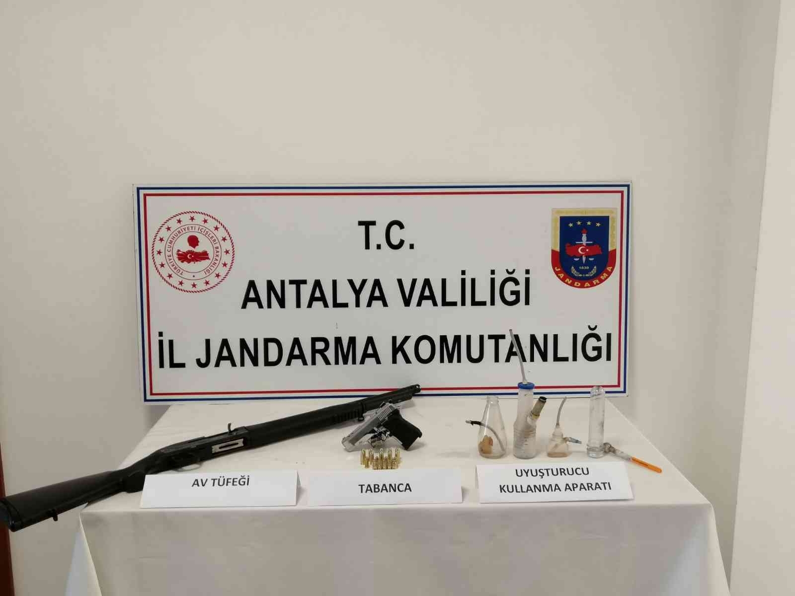 Manavgat'ta uyuşturucu ve ruhsatsız silah ele geçildi