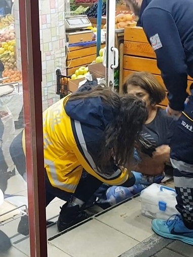 Oğlu tarafından bıçaklanan kadın yaralı halde markete sığındı