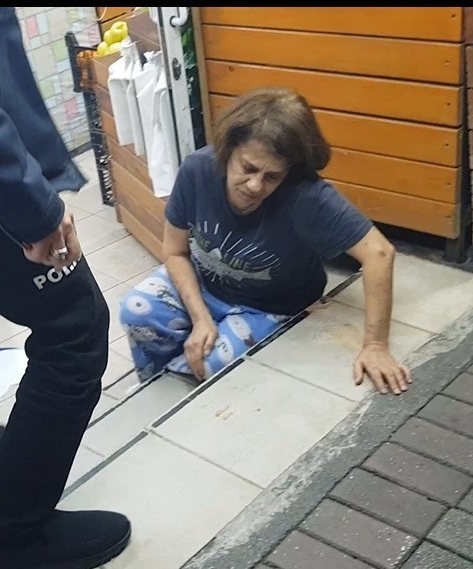 Oğlu tarafından yaralanan annenin markete sığındığı ve polisin müdahale ettiği anların görüntüsü ortaya çıktı