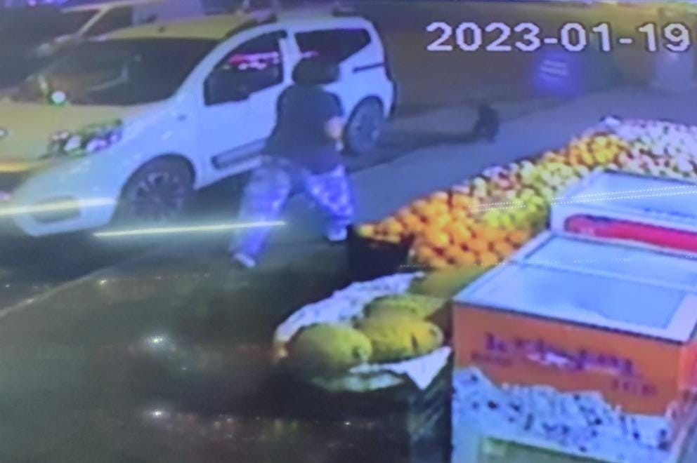 Oğlu tarafından yaralanan annenin markete sığındığı ve polisin müdahale ettiği anların görüntüsü ortaya çıktı