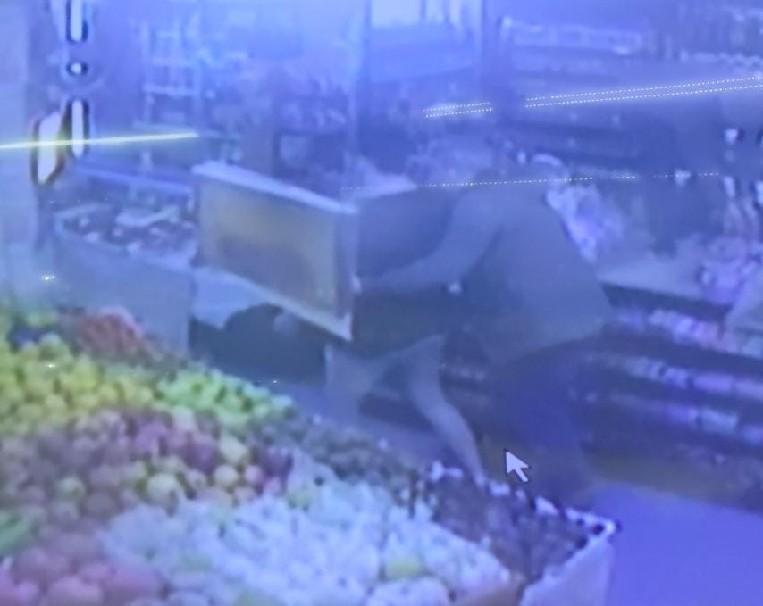Oğlu tarafından yaralanan annenin markete sığındığı ve polisin müdahale ettiği anların görüntüsü ortaya çıktı