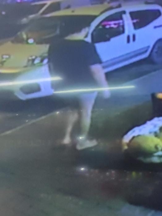 Oğlu tarafından yaralanan annenin markete sığındığı ve polisin müdahale ettiği anların görüntüsü ortaya çıktı