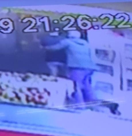 Oğlu tarafından yaralanan annenin markete sığındığı ve polisin müdahale ettiği anların görüntüsü ortaya çıktı