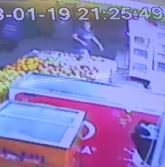 Oğlu tarafından yaralanan annenin markete sığındığı ve polisin müdahale ettiği anların görüntüsü ortaya çıktı