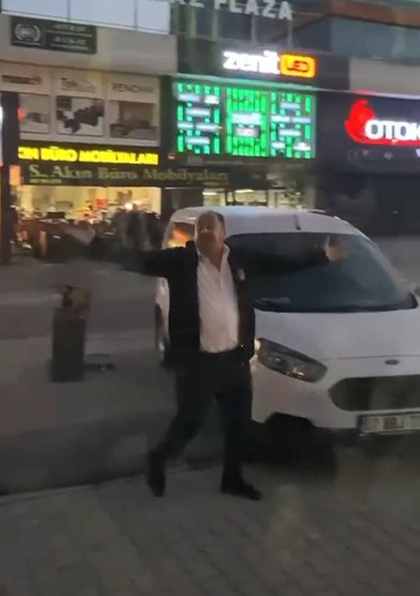 Otobüsün peşinden koşan yolcuya sinirlenip seferi yarım bıraktı