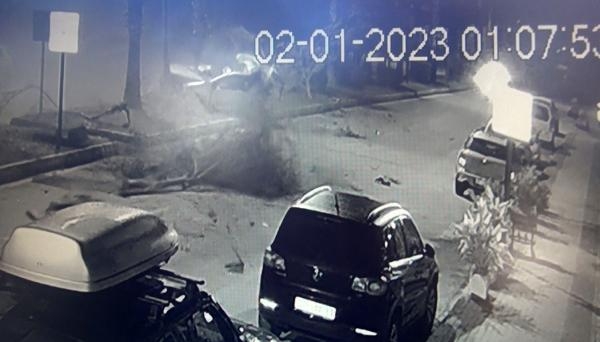 Otomobilin palmiyelere çarptığı kaza kamerada: 1 ölü, 1 yaralı