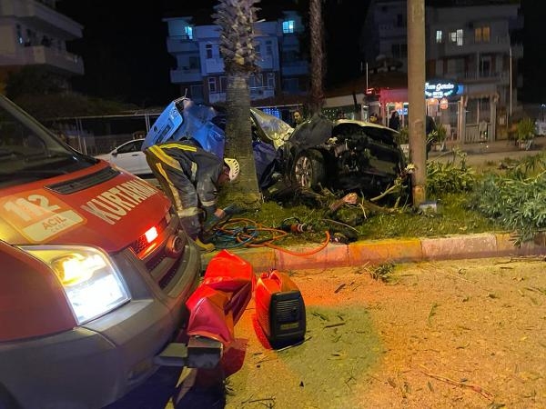 Otomobilin palmiyelere çarptığı kaza kamerada: 1 ölü, 1 yaralı