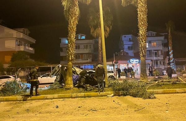 Otomobilin palmiyelere çarptığı kaza kamerada: 1 ölü, 1 yaralı