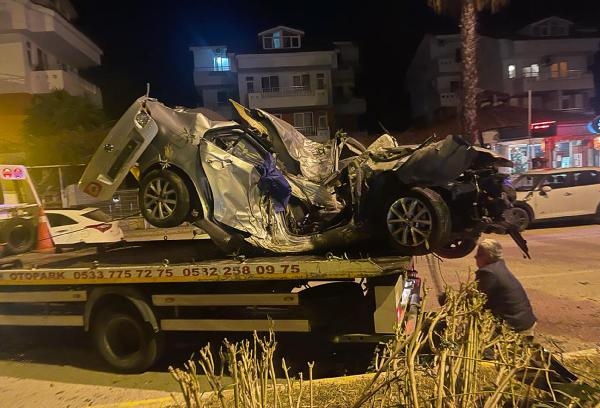 Otomobilin palmiyelere çarptığı kaza kamerada: 1 ölü, 1 yaralı