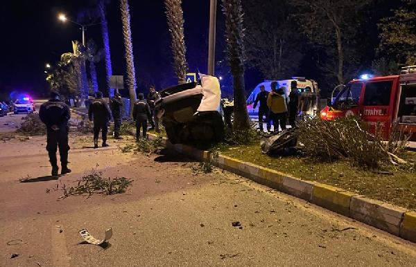 Otomobilin palmiyelere çarptığı kaza kamerada: 1 ölü, 1 yaralı